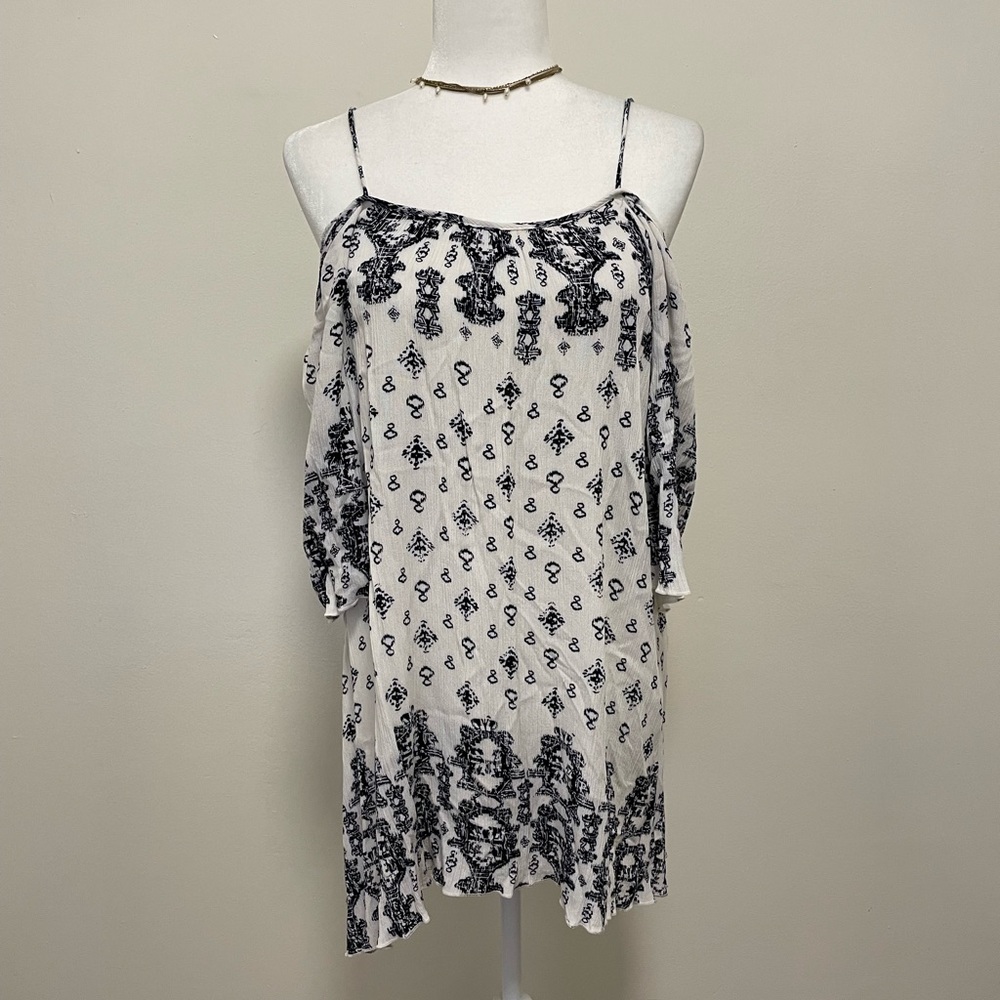 Winwin Off the Shoulder Detailed Dress